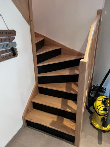 Photo de galerie - Ponçage à nu escalier / vitrificateur + peinture 