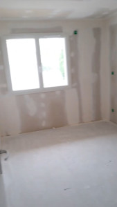 Photo de galerie - Ponçage de murs ou plafonds pour préparer la surface avant la finition (peinture ou tapisserie).