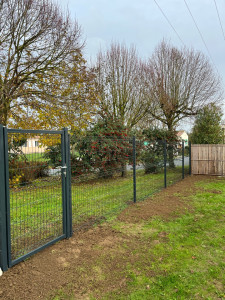 Photo de galerie - Clôture grillage avec pose d’un portillon 