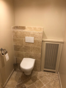 Photo de galerie - Pose de toilettes suspendues avec carrelage travertin