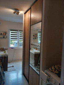 Photo de galerie - Création placard sur mesure.
Cloison sèche, bandes à joint et pose des portes coulissantes.