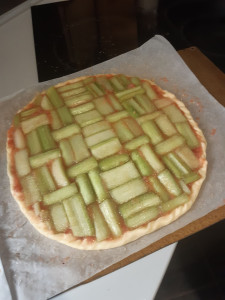 Photo de galerie - Activité cuisine:
Tarte à la rhubarbe avant la cuisson!