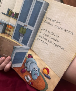 Photo de galerie - ? Ici, j’accompagne un petit enfant avec son livre préparatoire à la rentrée scolaire. Ensemble, nous découvrons les histoires, explorons de nouveaux mots et passons un moment calme, ludique et enrichissant avant l’école. ✨ 