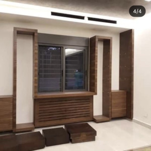 Photo de galerie - Poser une décoration d'un mur, 
fenêtre, radiateur, commode, étagère. 