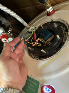 Photo de galerie - Démontage du système complet du chauffau vidange détartrage de la résistance électrique de chauffe-eau. Changement du joint de bride   Reconnection remise en place 