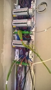 Photo de galerie - Installation d'une gaine technique de logement pour maison de gardien d'un chateau avec près de 30 points lumineux, 140 prises , des rideaux électriques et un interphone