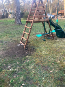 Photo de galerie - Montage balançoire ( scellement des pieds au béton ) 