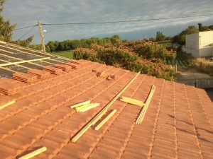 Photo de galerie - Rénovation complète de ma toiture. Dépose, nettoyage, traitement, pose d'un écran sous toiture. Lattage et contre lattage neuf, tuiles neuves. Rives neuves