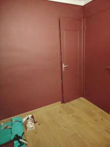 Photo de galerie - Pièce grise a l'origine ,3 couches de rouge cardinal de chez Liberon velours de peinture