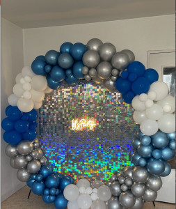Photo de galerie - Arche de ballons avec fond argenté scintillant et néon let's party pour sublimer vos fête et aussi servi de coin photos