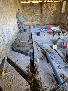 Photo de galerie - Assainissement sous dalle, travaux en cours 