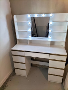 Photo de galerie - Montage d'une coiffeuse.