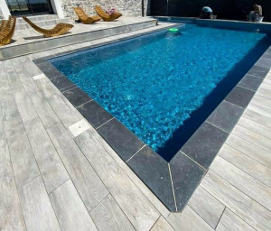 Photo de galerie - POSE REVÊTEMENTS TERASSE CARRELAGES + CARRELAGES IMMITATION PARQUET + POSE PISCINES MOSAÏQUE 