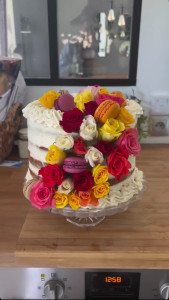 Photo de galerie - Un magnifique layer cake floral réalisé pour les 50 ans d'une cliente