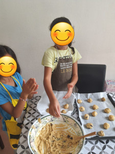 Photo de galerie - Garde d'enfant de 6 ans et 10 ans. Activité cuisine cookies 