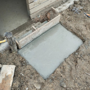 Photo de galerie - Petit escalier en béton armé, coffrage, coulage du béton, lissage à la truelle.
