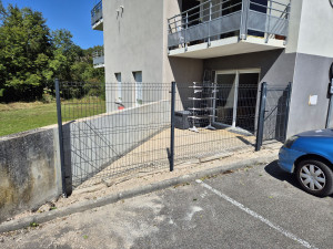 Photo de galerie - Pose de clôture rigide avec portillon 
plombières les dijon (21)