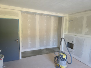 Photo de galerie - Démolition de cloison pour intégrer un futur dressing, plus réalisation de placo et isolation, ainsi que ragréage du sol