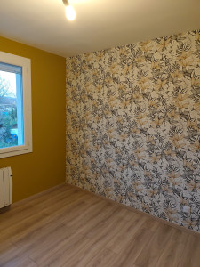 Photo de galerie - Rénovation intégrale d'une chambre peinture Tapisserie et parquet flottant avec les plinthes 