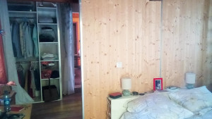 Photo de galerie - Chambre lambrissée et dressing avec parquet flottant au sol sur réhausse du sol de 10 cm