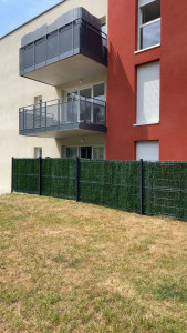 Photo de galerie - Pose d’une haie artificielle afin de cacher l’habitant des vues extérieures.