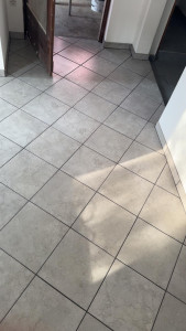 Photo de galerie - Réalisation d'un salon carreler en diagonal 
