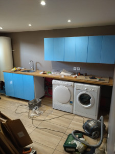 Photo de galerie - Rénovation cuisine d'été : sol carrelage, plomberie et évacuation, pose meuble et plan de travail.