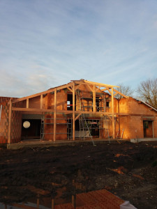 Photo de galerie - Façade en charpente traditionnelle sur poteaux rond en douglas