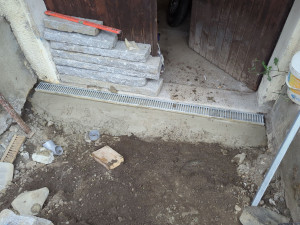 Photo de galerie - Pose de caniveau devant un garage 

