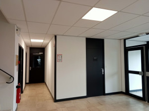 Photo de galerie - Rénovation de bureau a Chantenay changement dalle de faux plafond pose de sol souple collé et peinture sur cloison modulaire ( après)