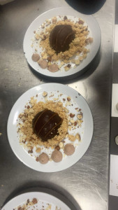 Photo de galerie - Dôme, chocolat, cœur, poire et ganache, chocolat au lait avec son lit de crumble