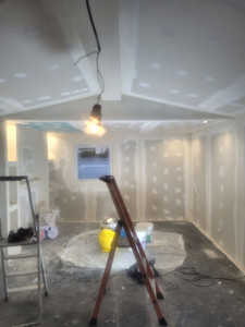 Photo de galerie - Pose de l isolation et des  plaques de plâtre. 