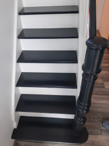Photo de galerie - Décapage par aérogomage et mise en peinture d'un escalier 