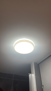 Photo de galerie - Installation d’un plafonnier LED dans une pièce. Pose propre et soignée, câblage sécurisé et mise en service effectuée.