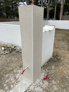 Photo de galerie - Enduit d'un pilier en béton pour portail.