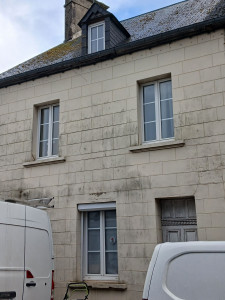 Photo de galerie - Rénovation d’une façade en pierre de taille 
AVANT les travaux 