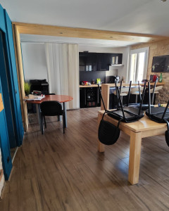 Photo de galerie - Nettoyage complet d’un logement
Nettoyage soigné de la cuisine, sol, tables et surfaces après utilisation.
Travail sérieux, propre et efficace.