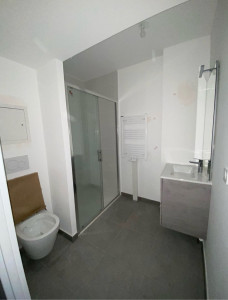 Photo de galerie - Installation parois de douche / wc suspendu / meuble vasque / sèche serviette 
