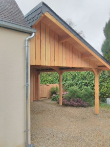 Photo de galerie - Maçonnerie, charpente, bardage, couverture et zinguerie sur ce petit projet de carport et zone de stockage dans la partie comble 