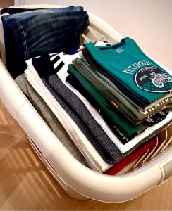 Photo de galerie - Repassage soigné et professionnel du linge, avec une attention particulière portée aux finitions. Vêtements parfaitement repassés, pliés et prêts à être rangés ou portés.