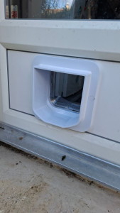 Photo de galerie - Pose d'une chatière par détecteur de puce sur une porte extérieure 