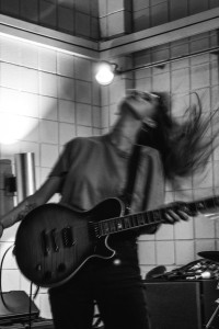 Photo de galerie - Moi sur scène jouant de la guitare