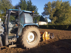 Photo de galerie - Préparation de sol a l enfouisseur pour semi d herbe 