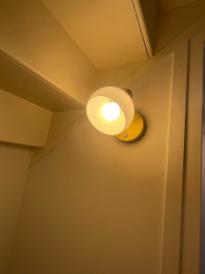 Photo de galerie - Dépose de trois anciens luminaires et remplacement par trois éclairages ainsi qu'une adaptation du raccordement électrique existant pour mise en service de l’équipement.