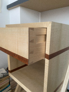 Photo de galerie - Fabrication table de chevet - assemblages queue d’aronde 