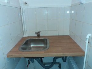 Photo de galerie - Decoupe plan de travail cuisine pose de lavabo 