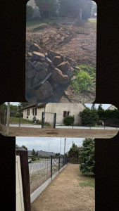 Photo de galerie - Reprise d'un talus et pause d'une clôture bétafence avec panneau rigide, plaque de soubassement en 25cm. 