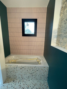 Photo de galerie - Réalisation de l’ensemble de la salle de bain terrazzo sol et tablier de baignoire, faïence en 120/40 et 20/5 