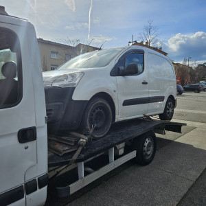 Photo de galerie - Bonjour dépannage remorquage epaviste 24/24 7/7 prix imbattables devis par téléphone 06 14 85 45 66 