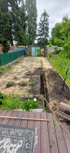 Photo de galerie - Enlèvement d'une bordure en acier et des briques. rebouchage et égalisation du terrain 